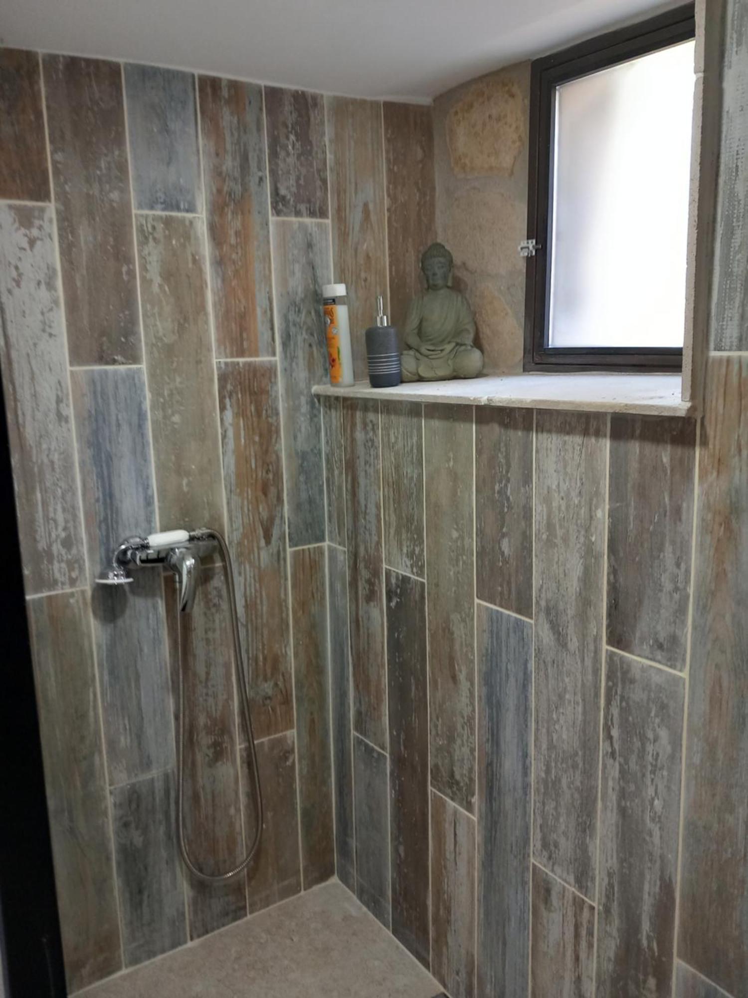 Chez Daniele Chambre Avec Jacuzzi Et Terrasse Privee Murs  Exterior foto