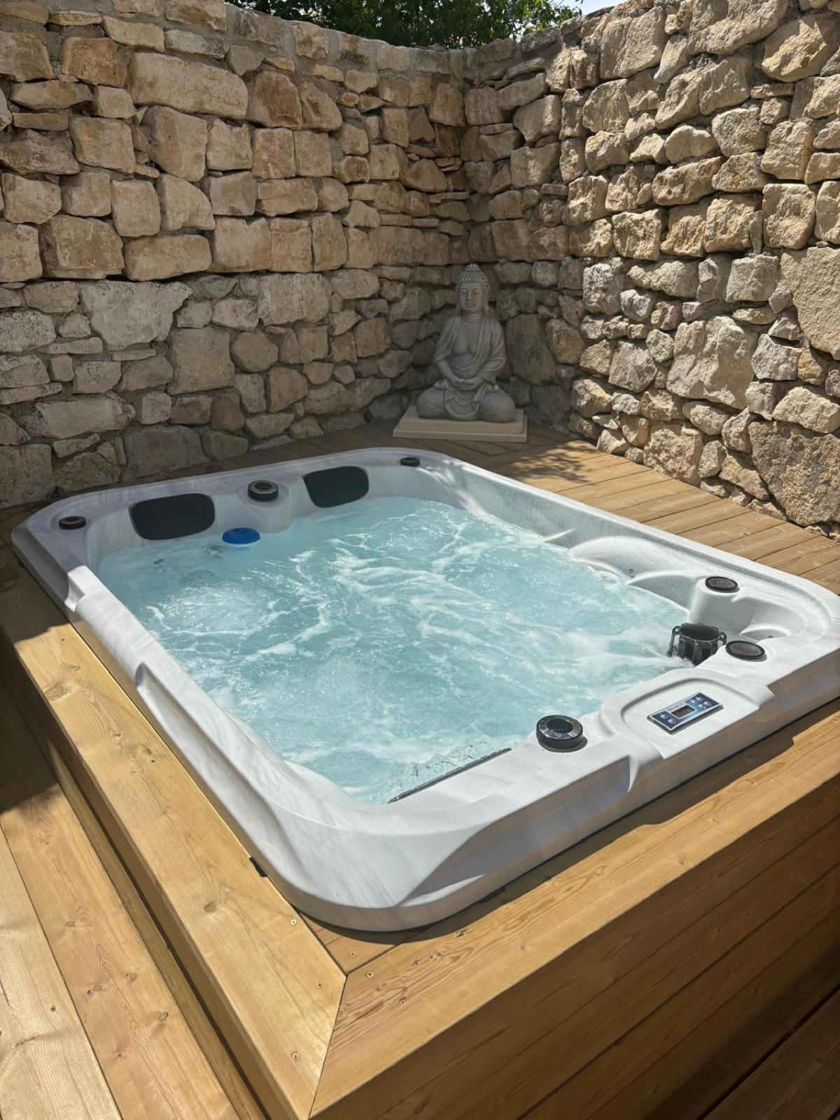 Chez Daniele Chambre Avec Jacuzzi Et Terrasse Privee Murs  Exterior foto